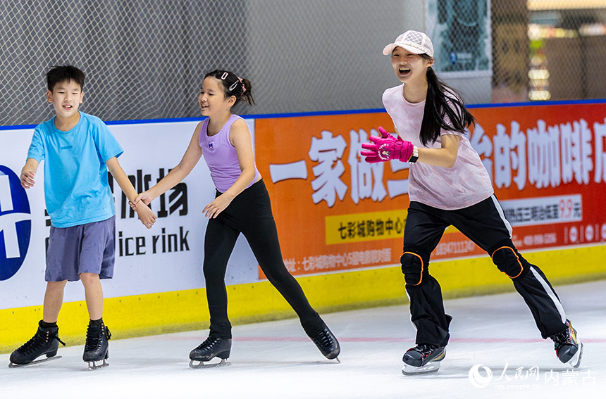 孩子們在呼和浩特市玉泉區(qū)的奧星冰場體驗滑冰運動。丁根厚攝