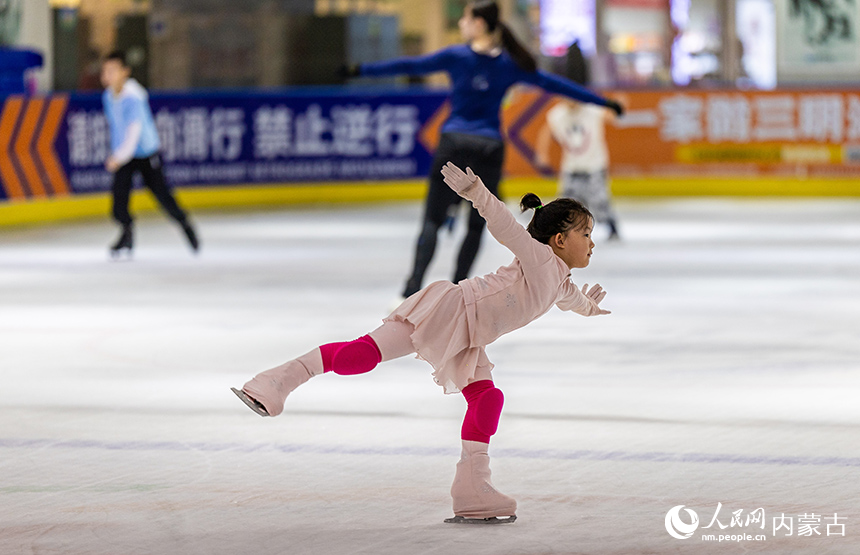 孩子們在呼和浩特市玉泉區的奧星冰場體驗滑冰運動。丁根厚攝