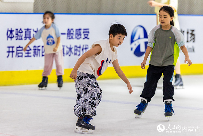 孩子們在呼和浩特市玉泉區(qū)的奧星冰場體驗滑冰運動。丁根厚攝