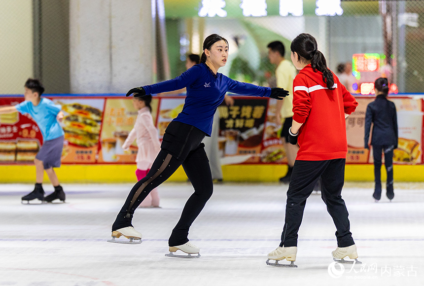 教練在呼和浩特市玉泉區(qū)的奧星冰場(chǎng)指導(dǎo)學(xué)員進(jìn)行花樣滑冰技巧練習(xí)。丁根厚攝