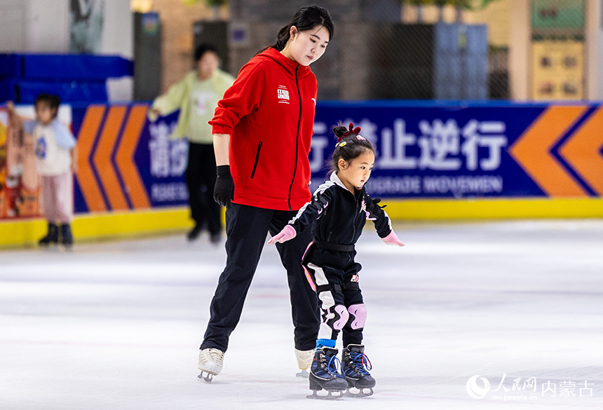 教練在呼和浩特市玉泉區(qū)的奧星冰場(chǎng)指導(dǎo)學(xué)員進(jìn)行基礎(chǔ)滑冰技巧練習(xí)。丁根厚攝