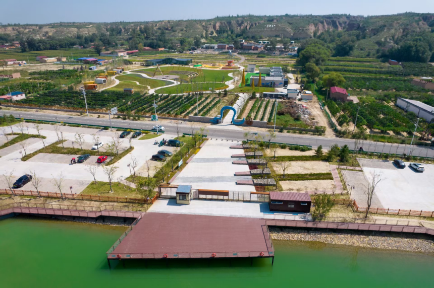 托克托縣“耕稼陶漁”鄉村生活體驗園航拍全景，魚塘、垂釣區與漁文化館錯落分布，展現了黃河河畔漁產業與文旅融合的鄉村振興新圖景。路通攝