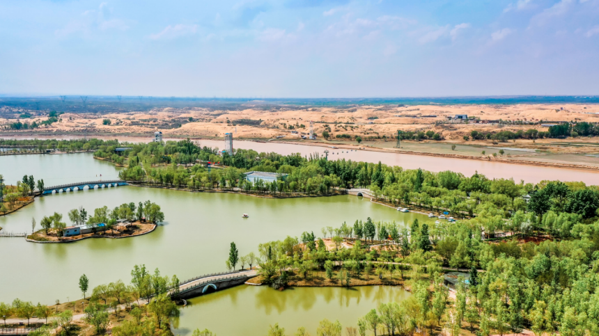 托克托縣神泉生態景區，翠色連綿處，湖波如鏡；黃沙掩映間，沙丘起伏。張瑋攝