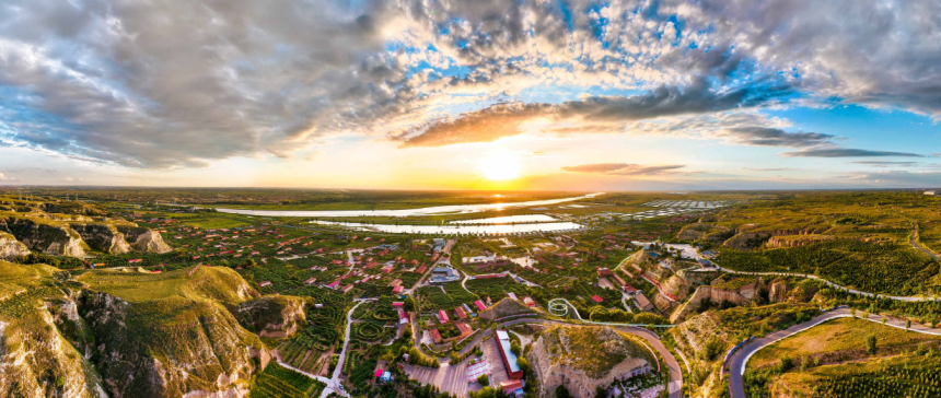 托克托縣黃河河畔落日映照沿岸美麗鄉(xiāng)村的實景。張瑋攝