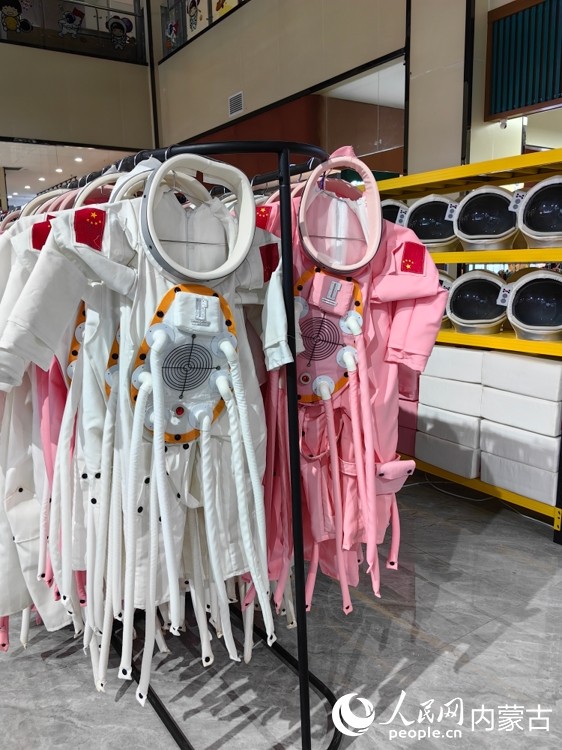 在火山南游客中心，宇航員服裝隨處可見，身著宇航服拍照深受游客歡迎。人民網記者 富麗娟攝