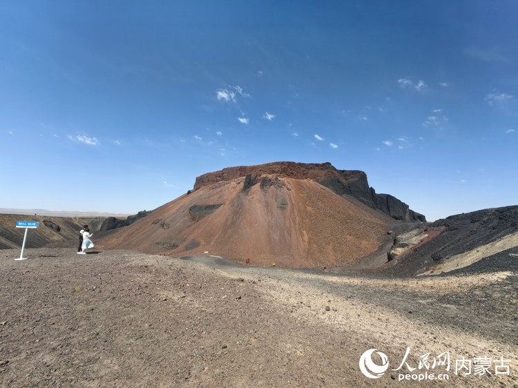 游客在烏蘭哈達火山打卡留念。人民網記者 富麗娟攝