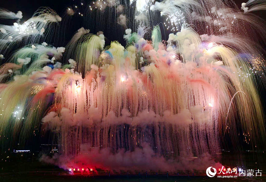 開幕式現場的焰火表演。人民網記者 齊浩男攝