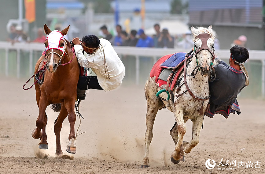 8月8日，演員在開幕式上表演馬術。王正攝