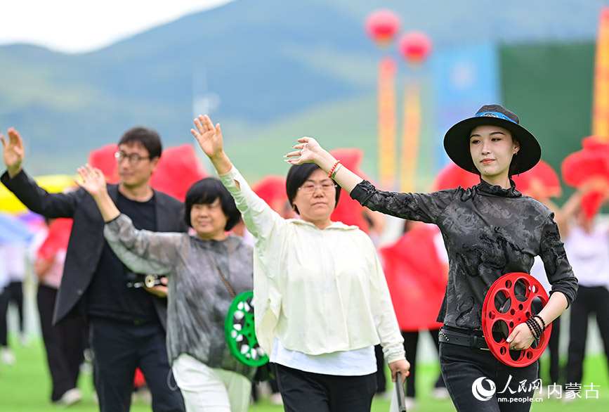 8月8日,演員在開(kāi)幕式“光影那達(dá)慕”方隊(duì)里表演。王正攝