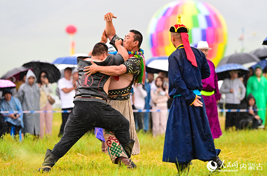 8月8日，搏克選手在搏克項目比賽中。王正攝