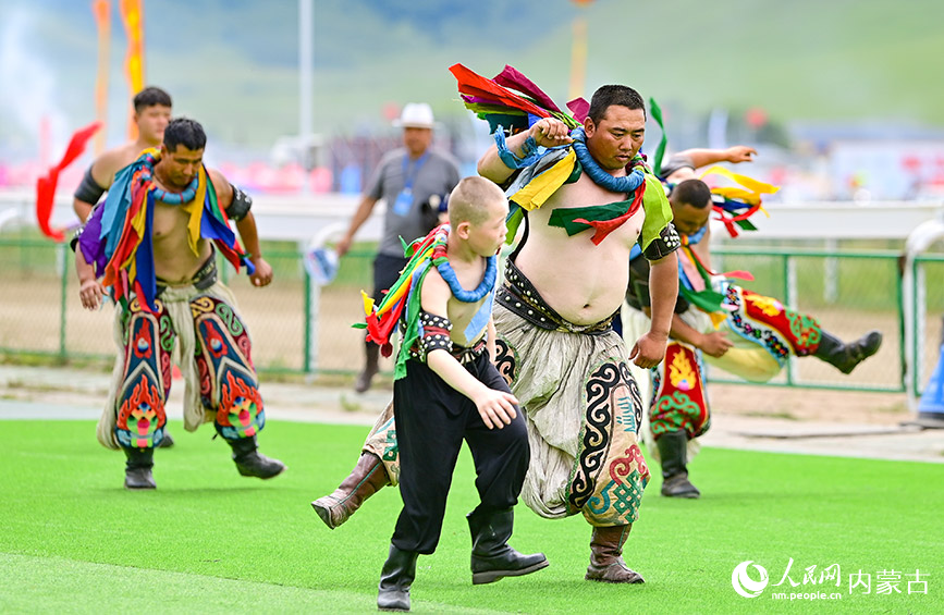 8月8日，搏克選手在開幕式上表演。王正攝