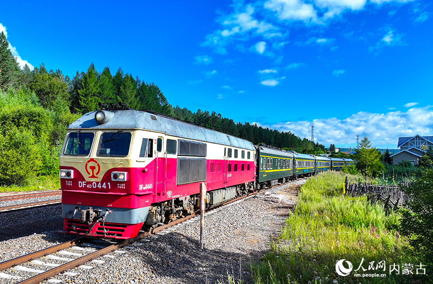 8月10日，“阿爾山號”旅游專列停靠在白狼站（無人機照片）。王正攝