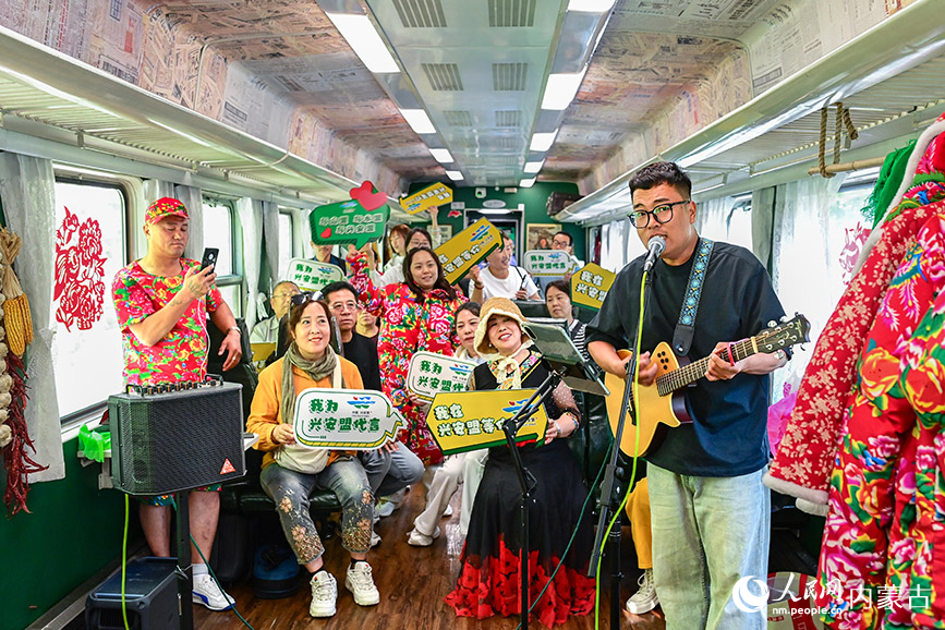 8月10日，演員在“阿爾山號”旅游專列上表演。王正攝