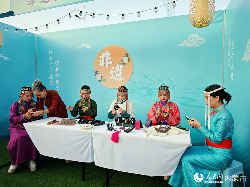 烏拉特刺繡技藝展示現(xiàn)場(chǎng)。實(shí)習(xí)生 秦語(yǔ)睿攝