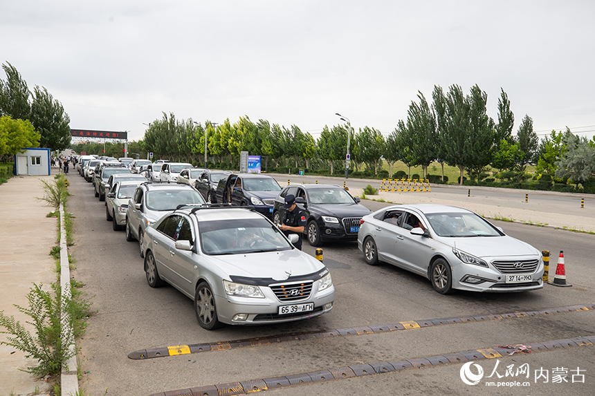 二連出入境邊防檢查站移民管理警察為旅客辦理通關手續。郭鵬杰攝