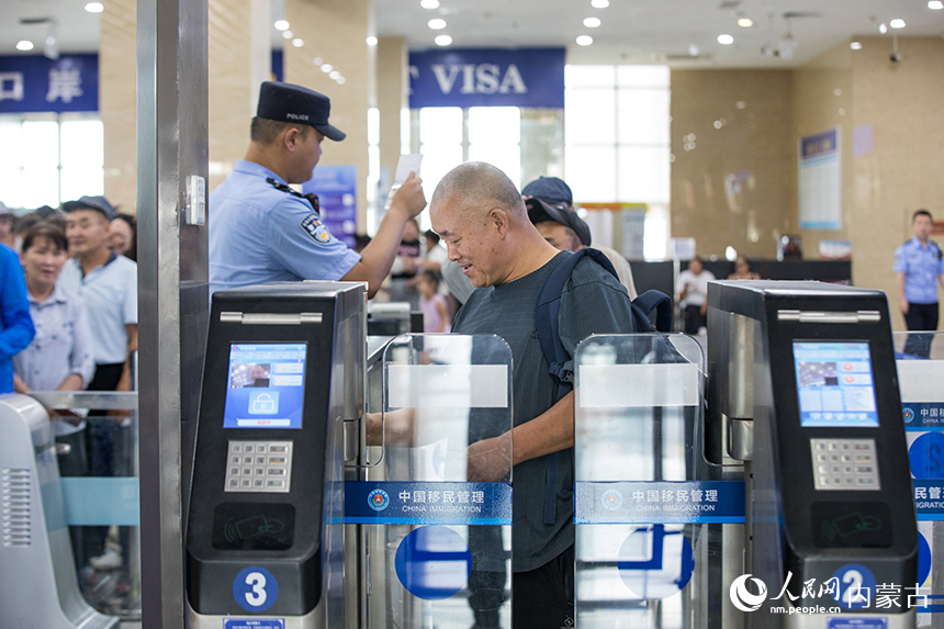 旅客從二連浩特公路口岸快捷通道通關。郭鵬杰攝