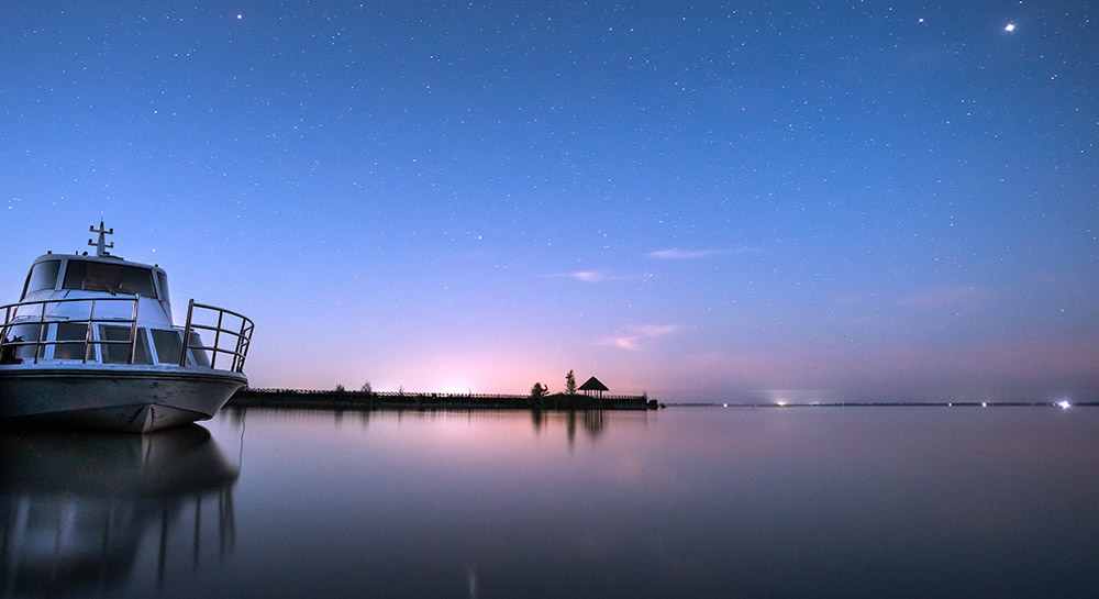 傍晚時分的哈素海碼頭風景醉人