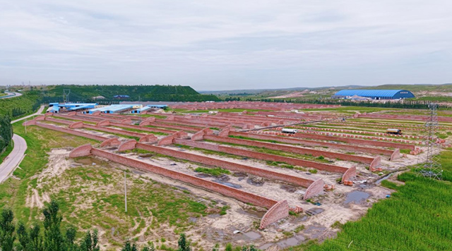 初具雛形的溫室大棚。張甫丞攝