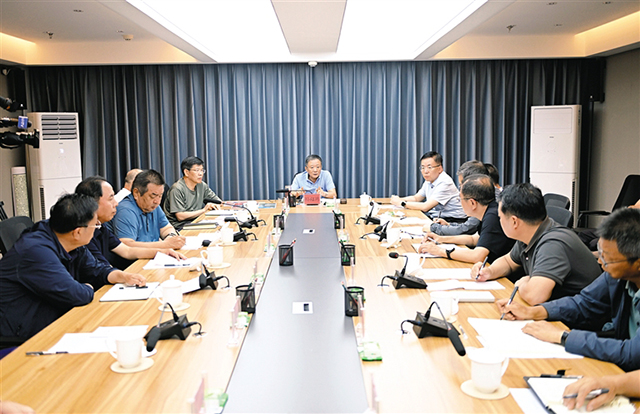 八月十三日，自治區黨委書記孫紹騁在托克托縣主持召開座談會，研究部署防汛搶險救災工作。記者 馬建兵 攝