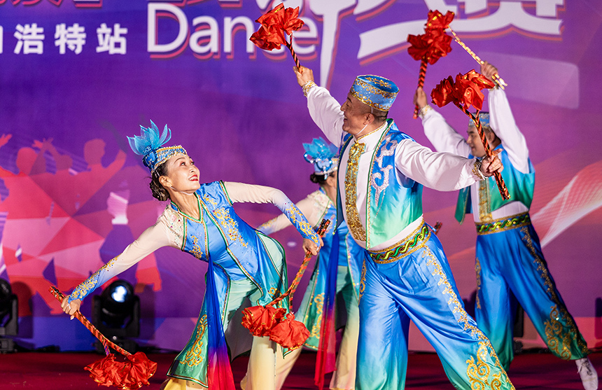 寧夏回族自治區中寧縣代表隊的隊員在表演廣場舞《塞上花兒情》。丁根厚攝