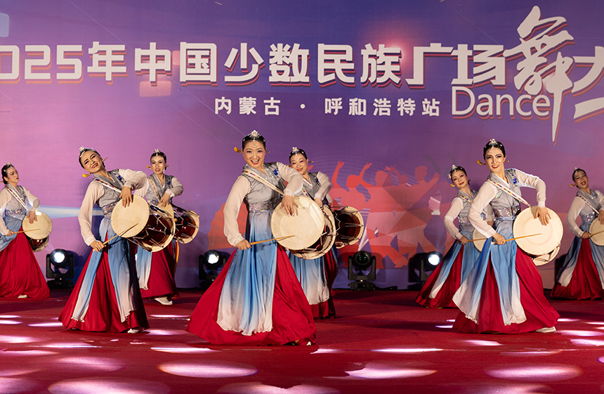 上海市美阿里舞蹈隊的隊員在表演廣場舞《鼓秀春色》。丁根厚攝