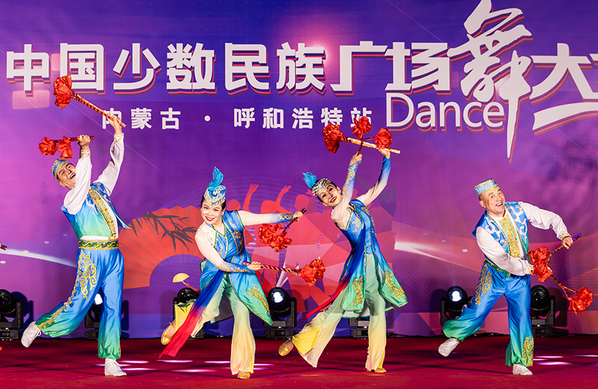 寧夏回族自治區中寧縣代表隊的隊員在表演廣場舞《塞上花兒情》。丁根厚攝
