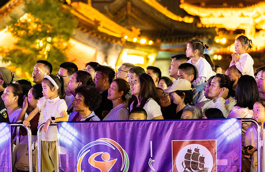 游客在中國少數(shù)民族廣場舞大賽(內(nèi)蒙古·呼和浩特站)現(xiàn)場觀看比賽。丁根厚攝