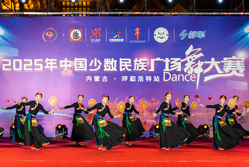 四川省成都市溫江區(qū)魚鳧藝術團的隊員在表演廣場舞《雪域熱巴——鼓樂飛花》。丁根厚攝