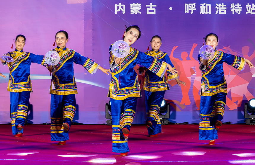 山西省大同開放大學藝術團的隊員在表演廣場舞《扇底棗紅》。丁根厚攝