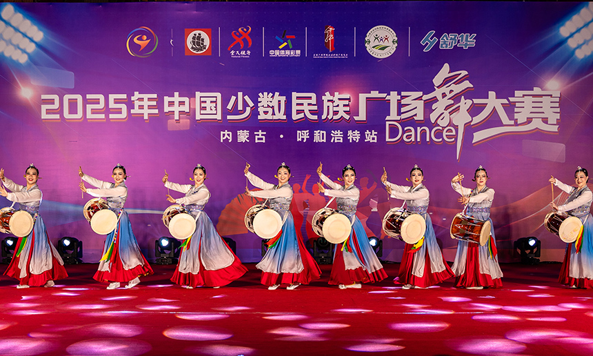 上海市美阿里舞蹈隊(duì)的隊(duì)員在表演廣場(chǎng)舞《鼓秀春色》。丁根厚攝