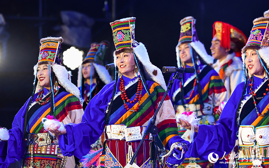 在“村歌嘹亮”2025年全國集中展演中，展演隊伍表演節目《幸福西藏·美麗西藏》。王正攝