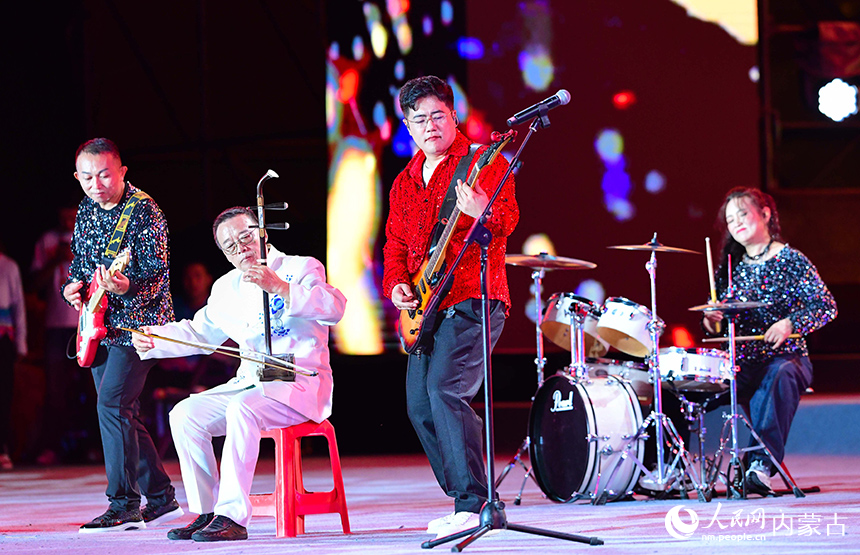 在“村歌嘹亮”2025年全國集中展演中，展演隊伍表演節目《云霄萬里錦繁華》。王正攝