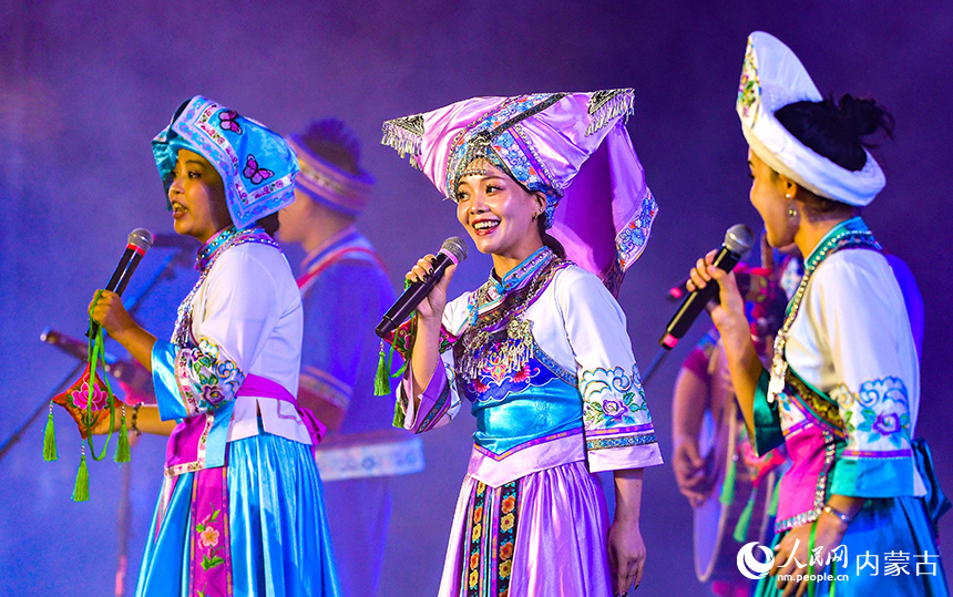 在“村歌嘹亮”2025年全國集中展演中，展演隊伍表演節目《客來到》。王正攝