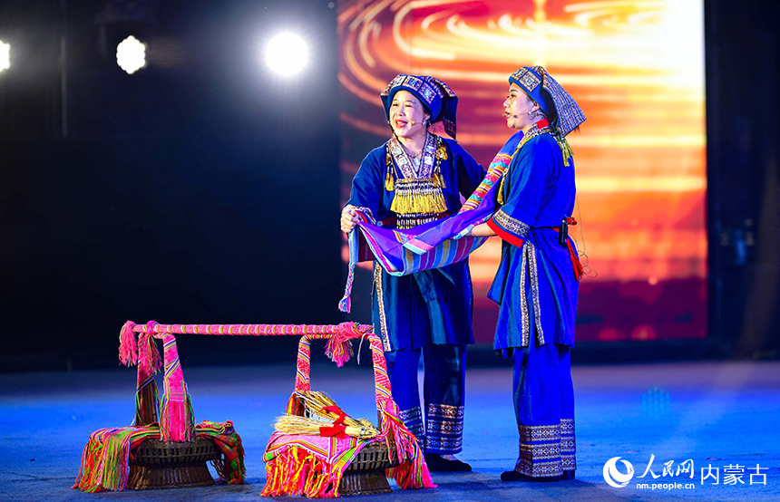 在“村歌嘹亮”2025年全國集中展演中，展演隊伍表演節目《山歌越唱心越開》。王正攝