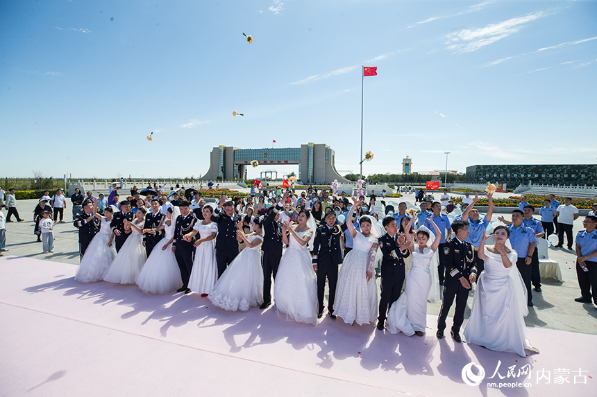 在集體婚禮現場開展的幸福手捧花傳遞儀式。郭鵬杰攝