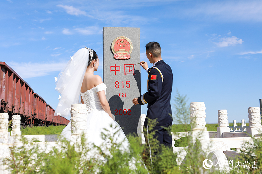一對(duì)新人為日夜守護(hù)的界碑描紅。郭鵬杰攝