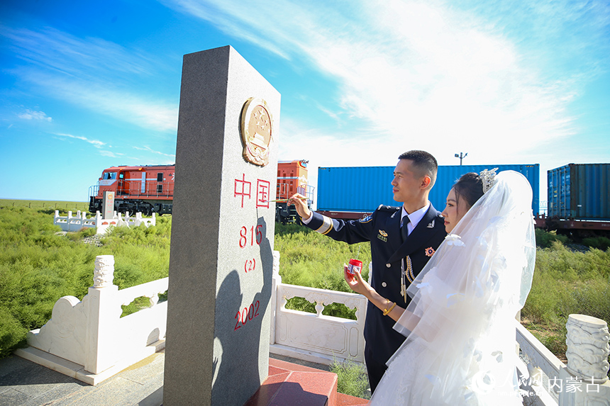 一對新人為日夜守護的界碑描紅。郭鵬杰攝