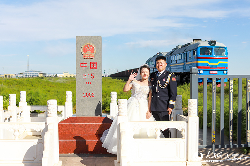 一對新人在日夜守護的界碑前收獲甜蜜愛情。郭鵬杰攝