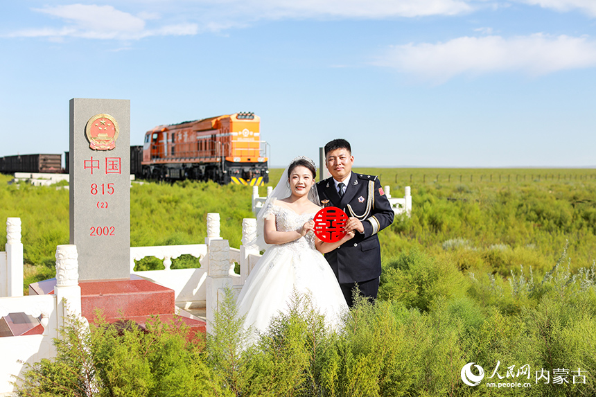 一對新人在日夜守護的界碑前收獲甜蜜愛情。郭鵬杰攝