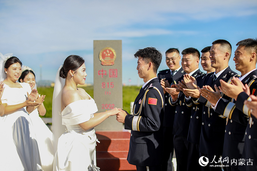 一對(duì)新人在同事們的見(jiàn)證下立下愛(ài)的誓言。郭鵬杰攝