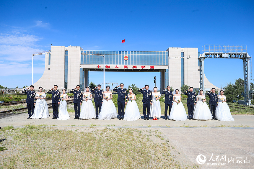 9對新人在日夜守護的國門下收獲甜蜜愛情。郭鵬杰攝