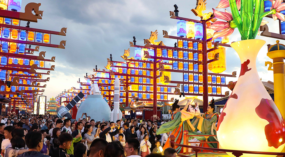 察右前旗烏蘭察布之夜街景熱鬧非凡。