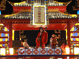 烏蘭察布之夜舞臺上表演三弦。