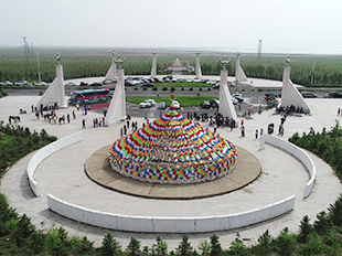 達爾登大道旁一座色彩斑斕的敖包。