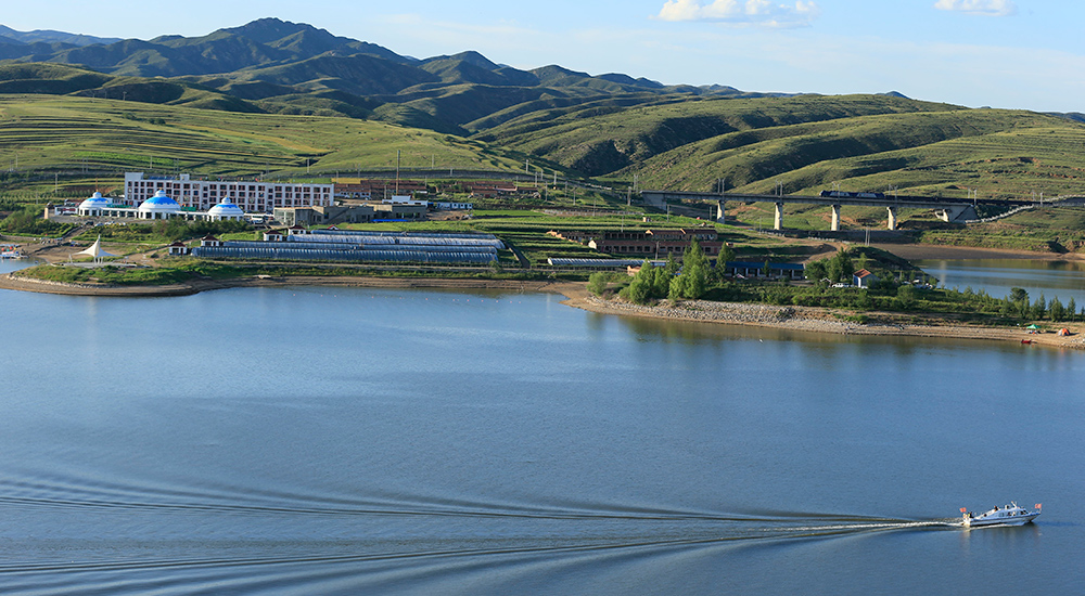 養生綠谷察爾湖。