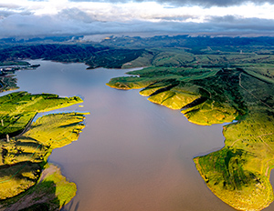 養生綠谷察爾湖。