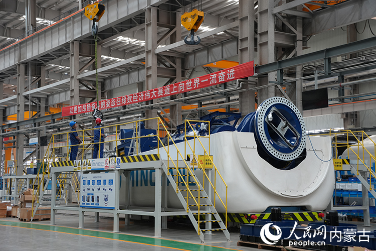 明陽新能源智能制造產(chǎn)業(yè)園內(nèi)正在組裝的風(fēng)機。人民網(wǎng)記者 張雪冬攝