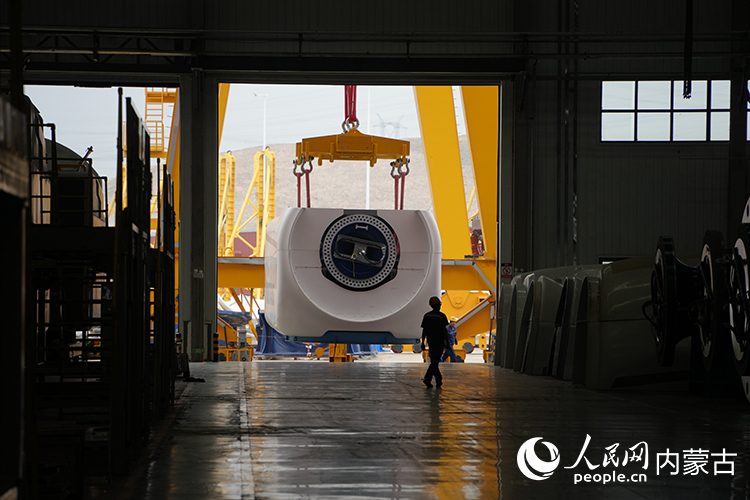 明陽新能源智能制造產(chǎn)業(yè)園內(nèi)正在組裝的風(fēng)機。人民網(wǎng)記者 張雪冬攝