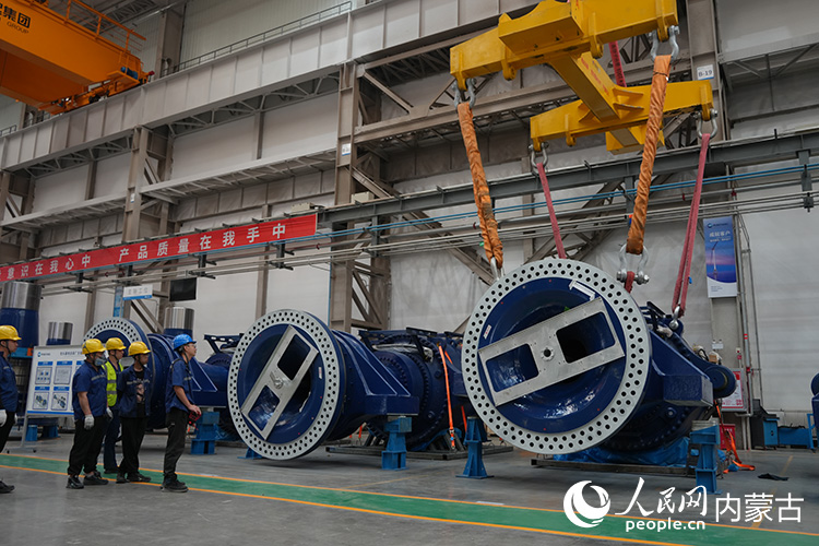 明陽新能源智能制造產(chǎn)業(yè)園內(nèi)正在組裝的風(fēng)機。人民網(wǎng)記者 張雪冬攝