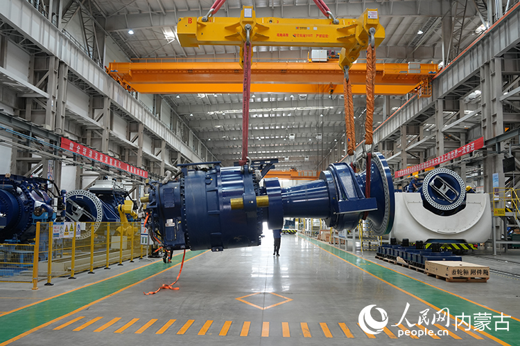 明陽新能源智能制造產(chǎn)業(yè)園內(nèi)正在組裝的風(fēng)機。人民網(wǎng)記者 張雪冬攝